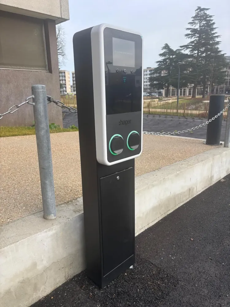 Installation borne de recharge près d'Anet